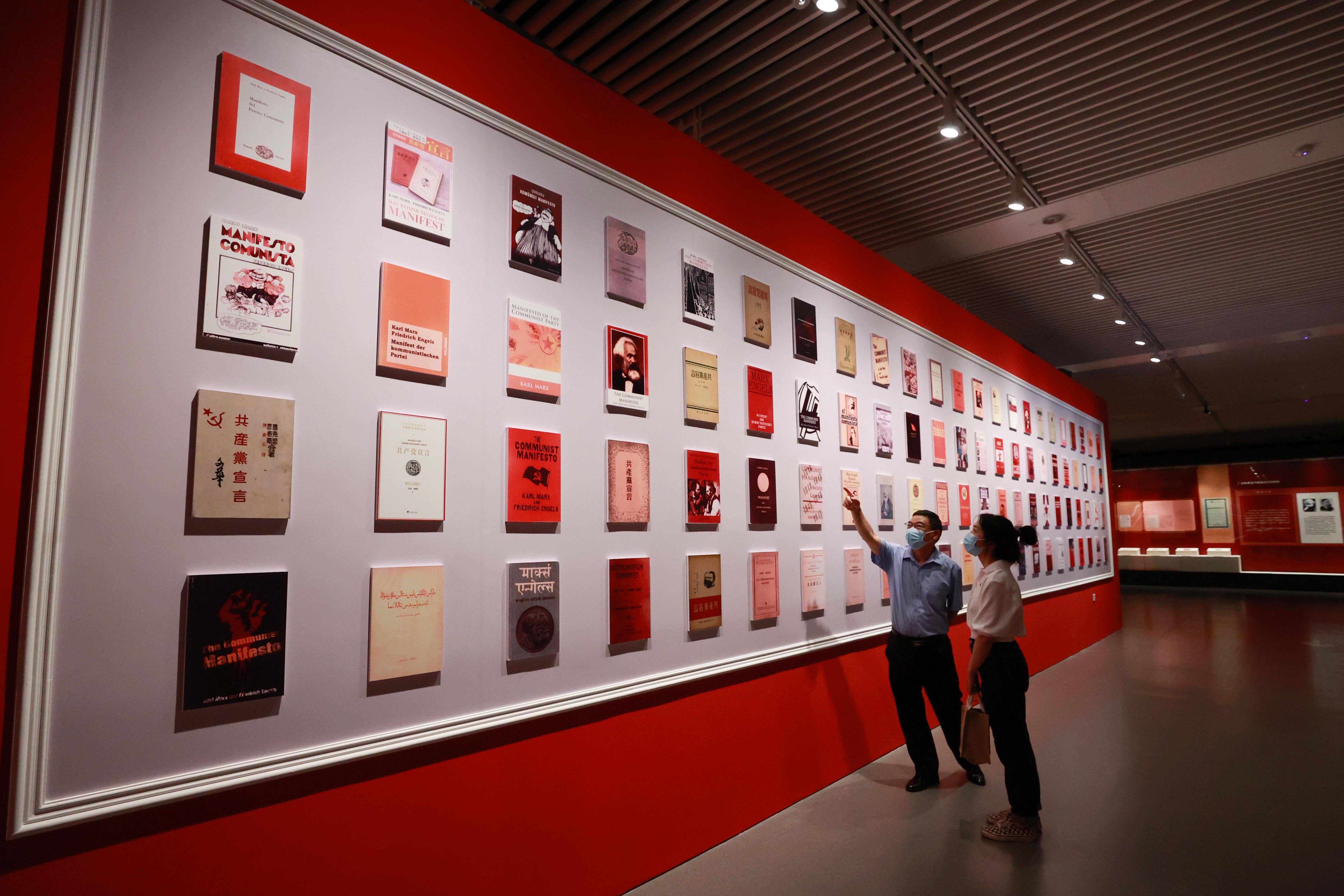 △2021年8月5日，觀眾在國家圖書館觀看不同版本的《共產(chǎn)黨宣言》。
