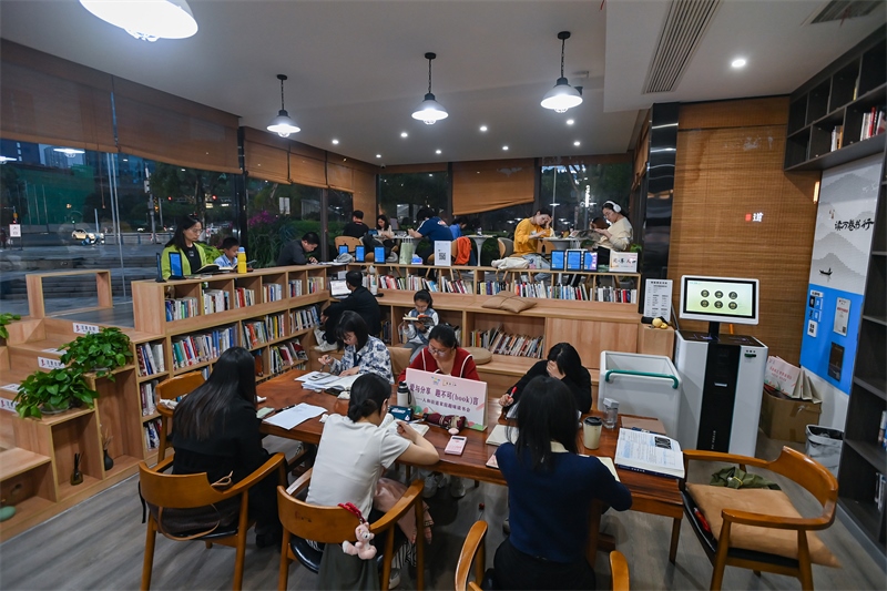 4月22日，讀者在重慶一家24小時(shí)城市智慧書房中閱讀。圖片來(lái)源：視覺(jué)中國(guó)