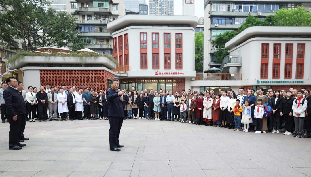△2024年4月22日，習(xí)近平總書記來(lái)到重慶九龍坡區(qū)謝家灣街道民主村社區(qū)考察。