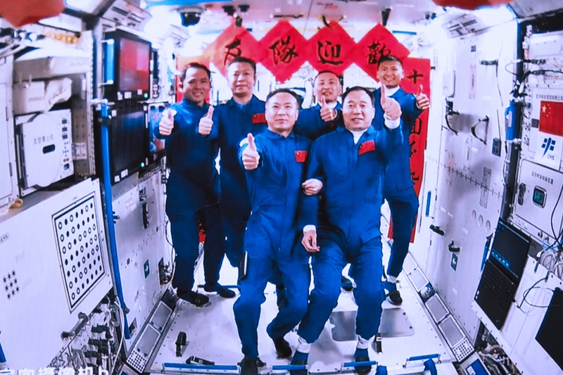2023年5月30日，神舟十五號航天員乘組與神舟十六號航天員乘組拍下“全家福”的畫面。