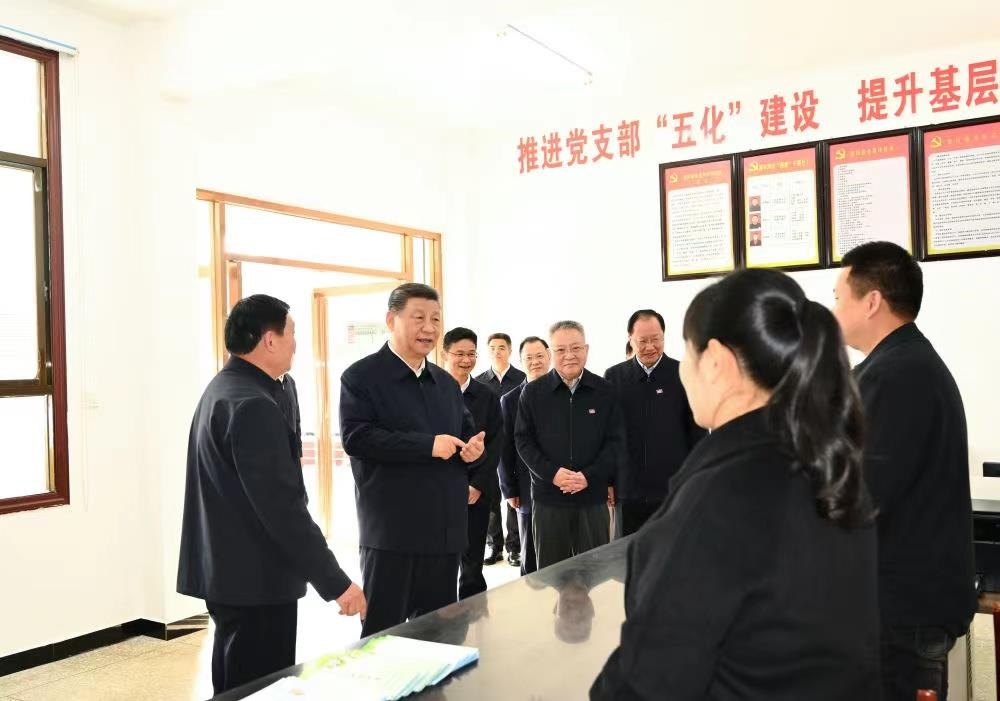 △2024年3月19日，習(xí)近平總書記在湖南常德市鼎城區(qū)謝家鋪鎮(zhèn)港中坪村黨群服務(wù)中心了解當(dāng)?shù)貫榛鶎訙p負(fù)、提升基層治理效能等情況。