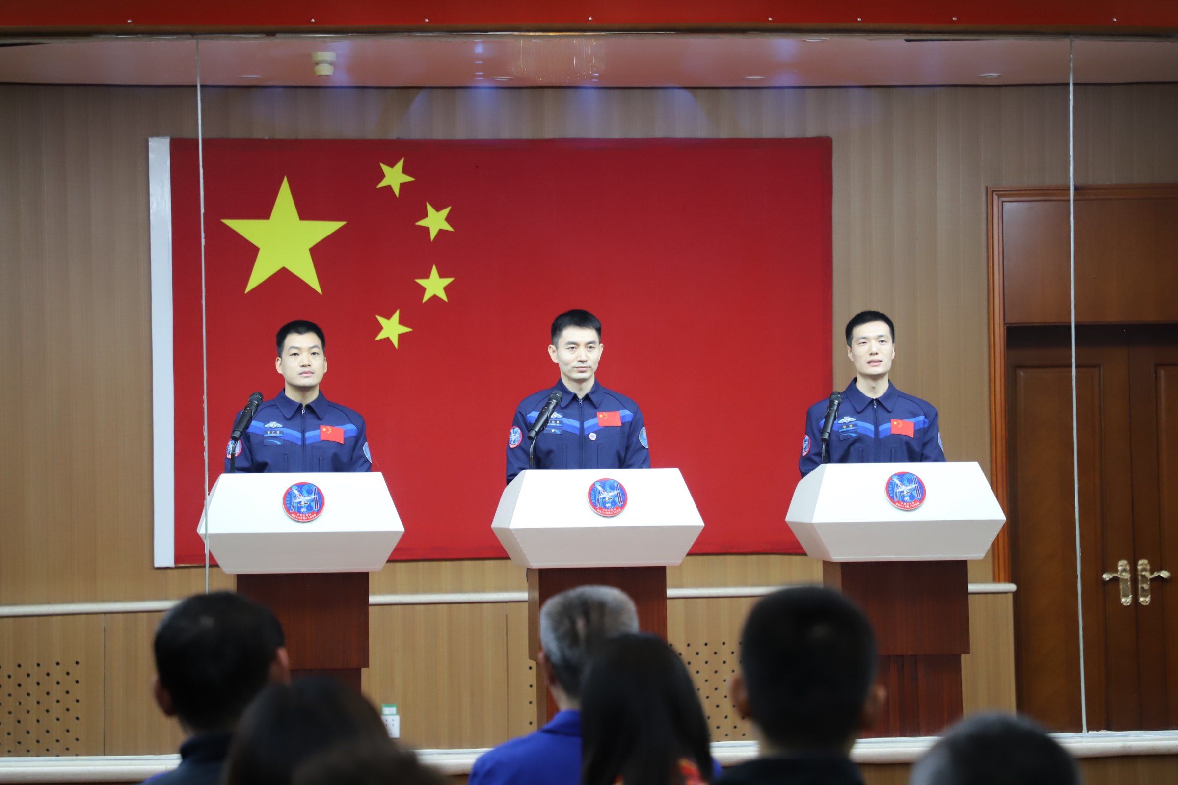 神舟十八號(hào)航天員與中外媒體記者集體見(jiàn)面。人民網(wǎng)記者 黃帆攝