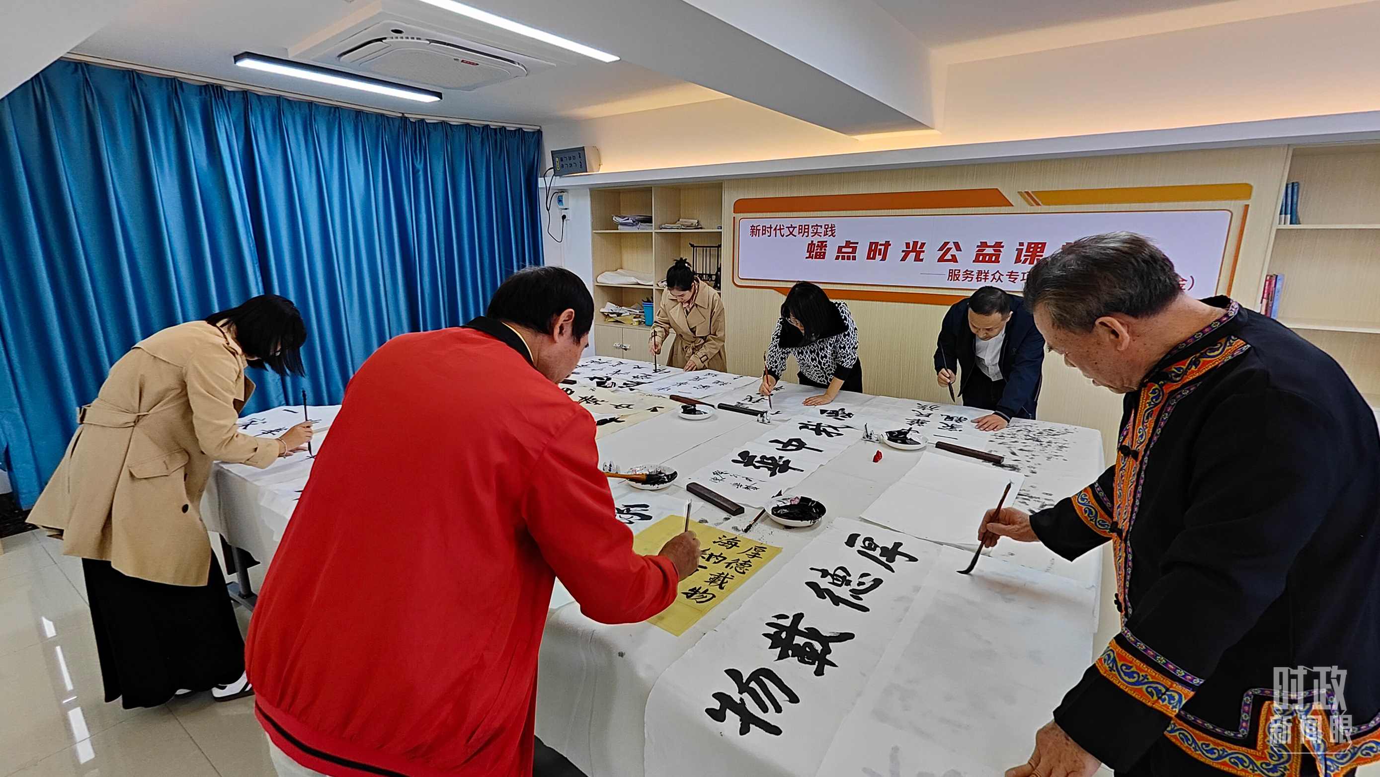 △廣西南寧市多民族社區(qū)——盤龍社區(qū)居民練習書法。（總臺央視記者楊立峰拍攝）