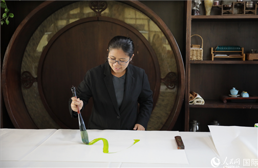 緬甸駐華大使館副館長、公使銜參贊杜欣瑪泰參加《五百筆·瀾湄合作》集體藝術(shù)創(chuàng)作。人民網(wǎng)王婧攝