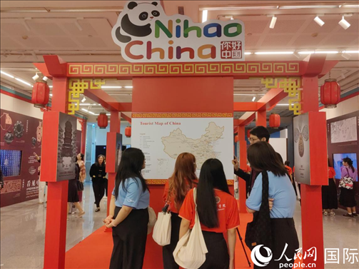 泰國學(xué)生在工作人員講解下觀展。人民網(wǎng)記者 楊一攝