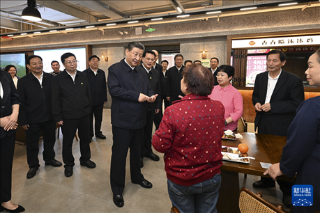 4月22日至24日，中共中央總書記、國家主席、中央軍委主席習(xí)近平在重慶考察。這是22日下午，習(xí)近平在九龍坡區(qū)謝家灣街道民主村社區(qū)考察時(shí)，同正在社區(qū)食堂就餐的群眾親切交流。新華社記者 謝環(huán)馳 攝