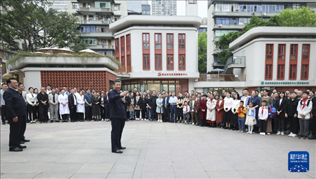 4月22日至24日，中共中央總書記、國家主席、中央軍委主席習(xí)近平在重慶考察。這是22日下午，習(xí)近平在九龍坡區(qū)謝家灣街道民主村社區(qū)考察時(shí)，同社區(qū)居民親切交流。新華社記者 鞠鵬 攝
