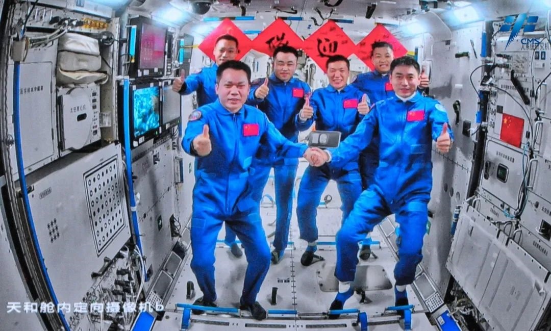 神舟十七號、神舟十八號兩個航天員乘組“太空會師”。來源：中國載人航天工程