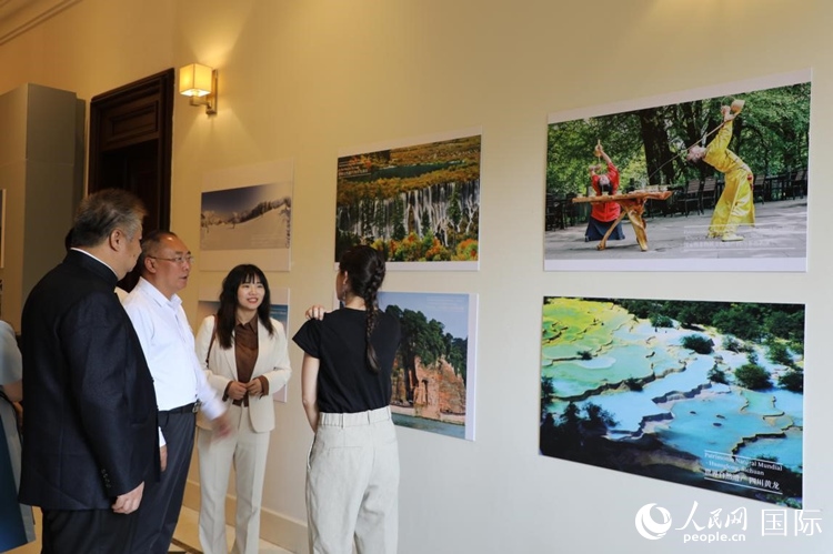 四川省文化和旅游廳副廳長(zhǎng)王成平、墨西哥松林文化中心展覽部主任盧西亞·恩里克斯·岡薩雷斯·薩拉維亞、墨西哥中國(guó)文化中心主任石岳文參觀圖片展。拍攝者為墨西哥分社外籍雇員埃內(nèi)斯托·多明戈斯