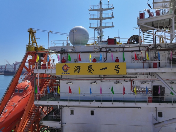 亞洲首艘圓筒型FPSO“?？惶枴苯ㄔ焱旯?。韓慶攝