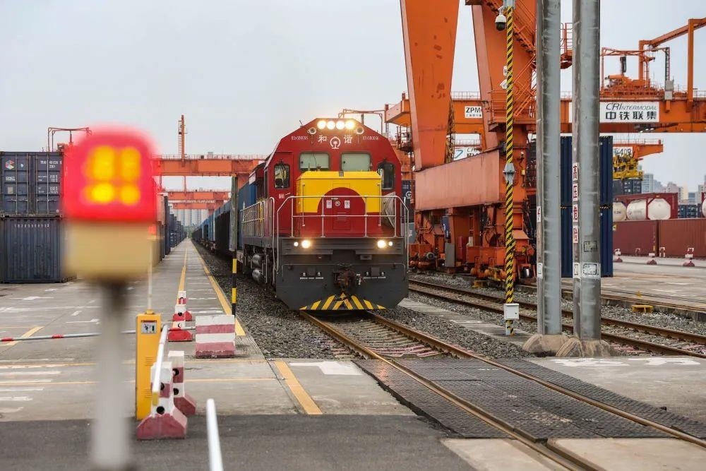 △一列滿載重質純堿、汽油機等貨物的西部陸海新通道班列，從重慶國際物流樞紐園區(qū)的團結村中心站駛出。