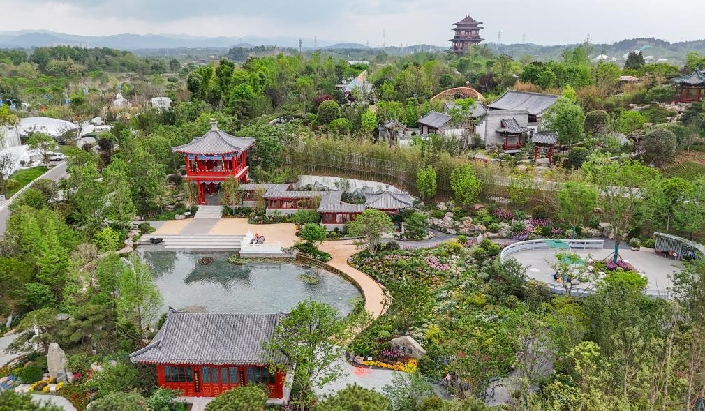 這是2024年4月22日拍攝的成都世園會(huì)主會(huì)場(chǎng)北京園（無(wú)人機(jī)照片）。新華社記者 王曦 攝
