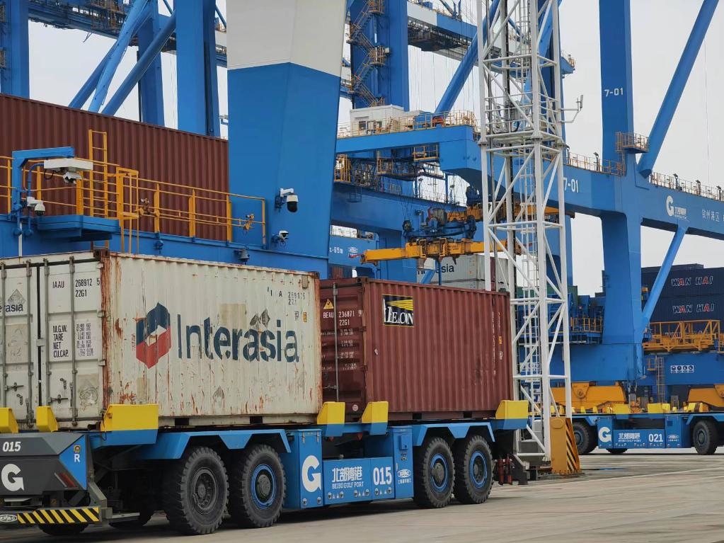 在欽州自動化集裝箱碼頭，智能導引運輸車在運送集裝箱。新華社記者趙歡 攝