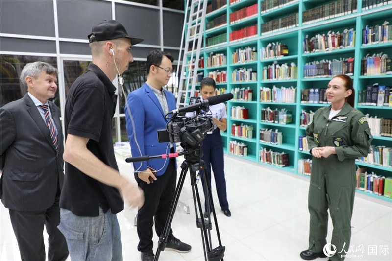 巴西高等防務(wù)學(xué)院院長(zhǎng)卡拉·利里奧·馬丁斯接受了人民網(wǎng)的視頻采訪。 人民網(wǎng)記者 陳一鳴攝