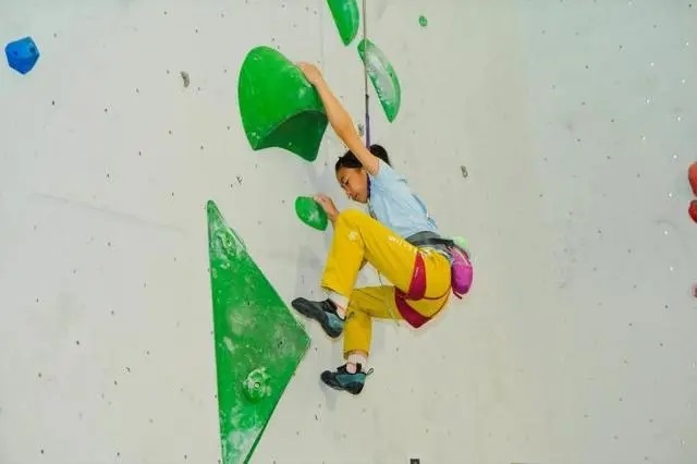2024年4月16日，全國(guó)青少年攀巖公開(kāi)賽江山站舉行，選手在比賽中。中國(guó)登山協(xié)會(huì)供圖
