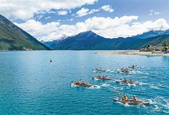 2024年4月20日，2024年巴松措國(guó)際漂流公開(kāi)賽的選手在比賽中。 新華社記者 孫非攝