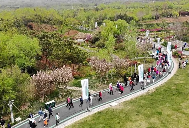 4月27日，登山愛(ài)好者在浮山森林公園參加登山健身活動(dòng)（無(wú)人機(jī)照片）。新華社記者 李紫恒攝