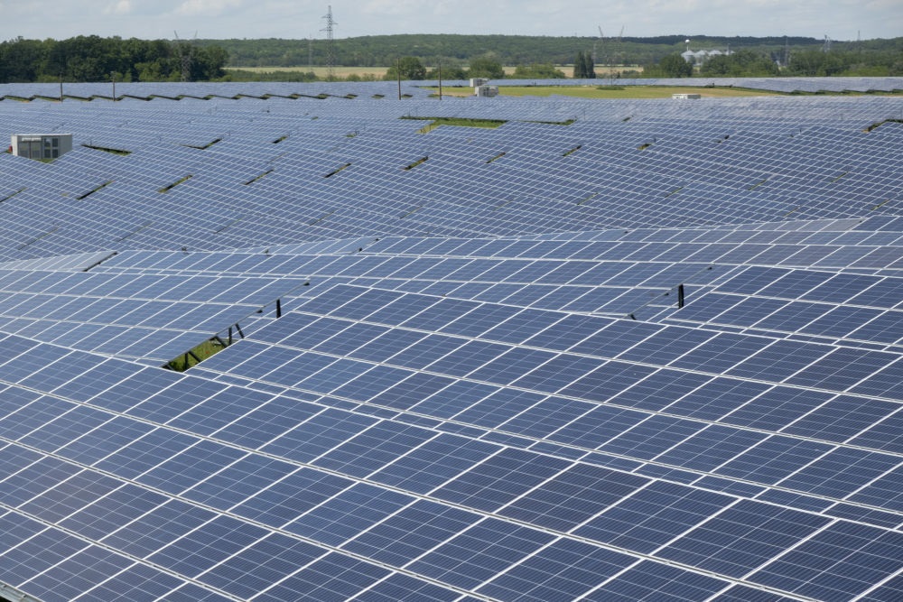 這是2021年5月27日在匈牙利考波什堡拍攝的100兆瓦光伏電站。當(dāng)日，由中國通用技術(shù)集團(tuán)所屬中國機(jī)械進(jìn)出口（集團(tuán)）有限公司投資興建的匈牙利考波什堡100兆瓦光伏電站項(xiàng)目在考波什堡市舉行投運(yùn)啟動(dòng)儀式。新華社發(fā)（弗爾季·奧蒂洛攝）