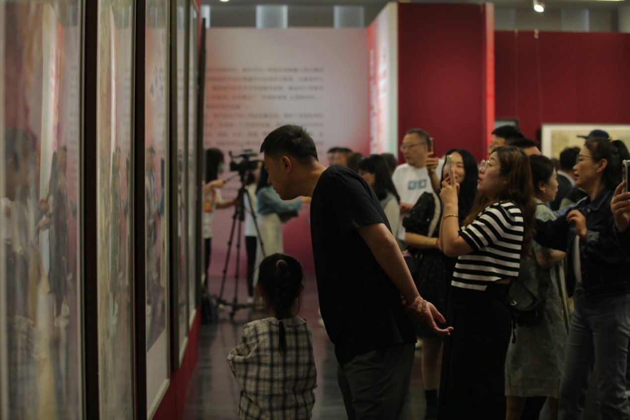 嘉賓及教研員、教師代表參觀展覽。主辦方供圖