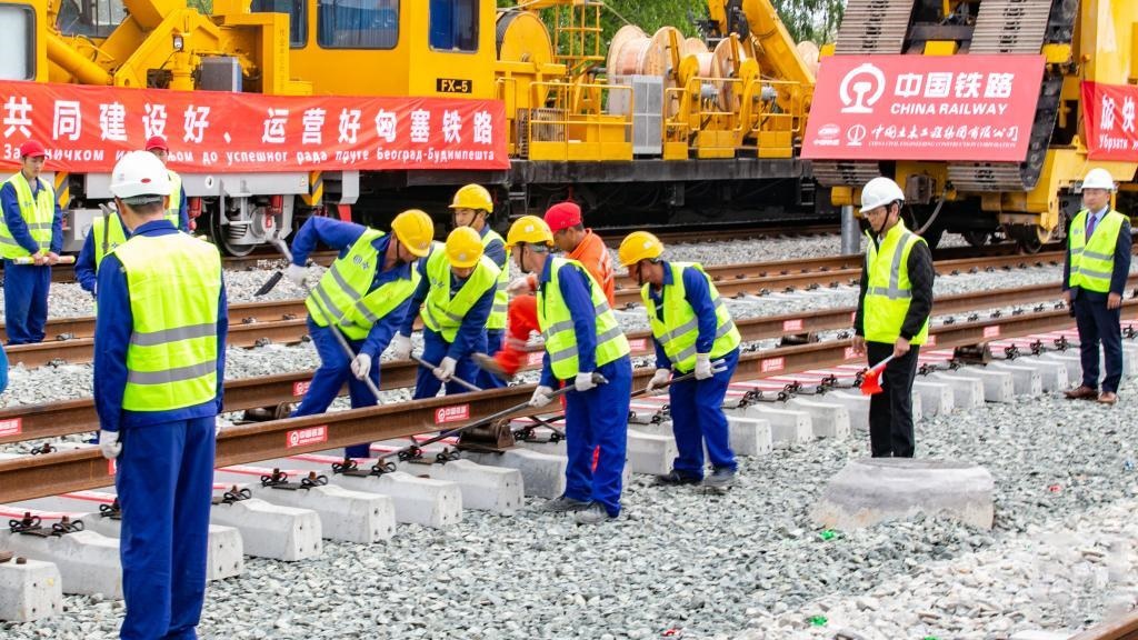 △2024年4月25日，在塞爾維亞北部城市巴奇卡托波拉，匈塞鐵路項目施工人員進(jìn)行匈塞鐵路軌道合龍工作。