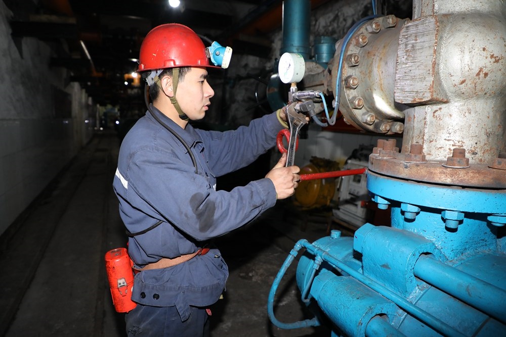 2024年4月30日，冀中能源峰峰集團(tuán)新屯礦機(jī)電區(qū)副區(qū)長顧博在井下泵房檢修水泵。新華社發(fā)