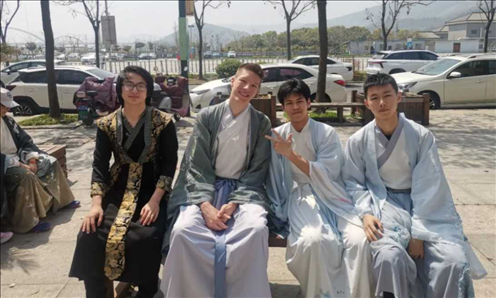 匈牙利學生與襄陽三十六中學生友好交流。