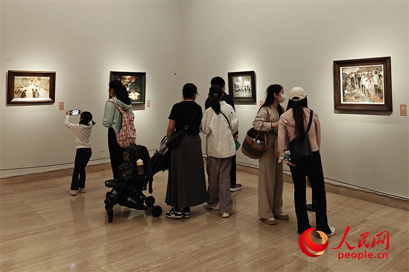 “五一”假期，游客在中國(guó)美術(shù)館參觀“大美勞動(dòng)者——中國(guó)美術(shù)館藏勞動(dòng)題材美術(shù)作品展（第二期）”。人民網(wǎng)記者 韋衍行攝