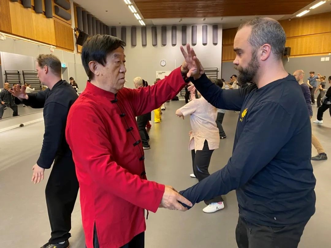陳正雷老師親自示范指導。斯德哥爾摩中國文化中心供圖