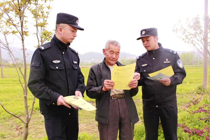 向村民宣傳反詐知識(shí)。