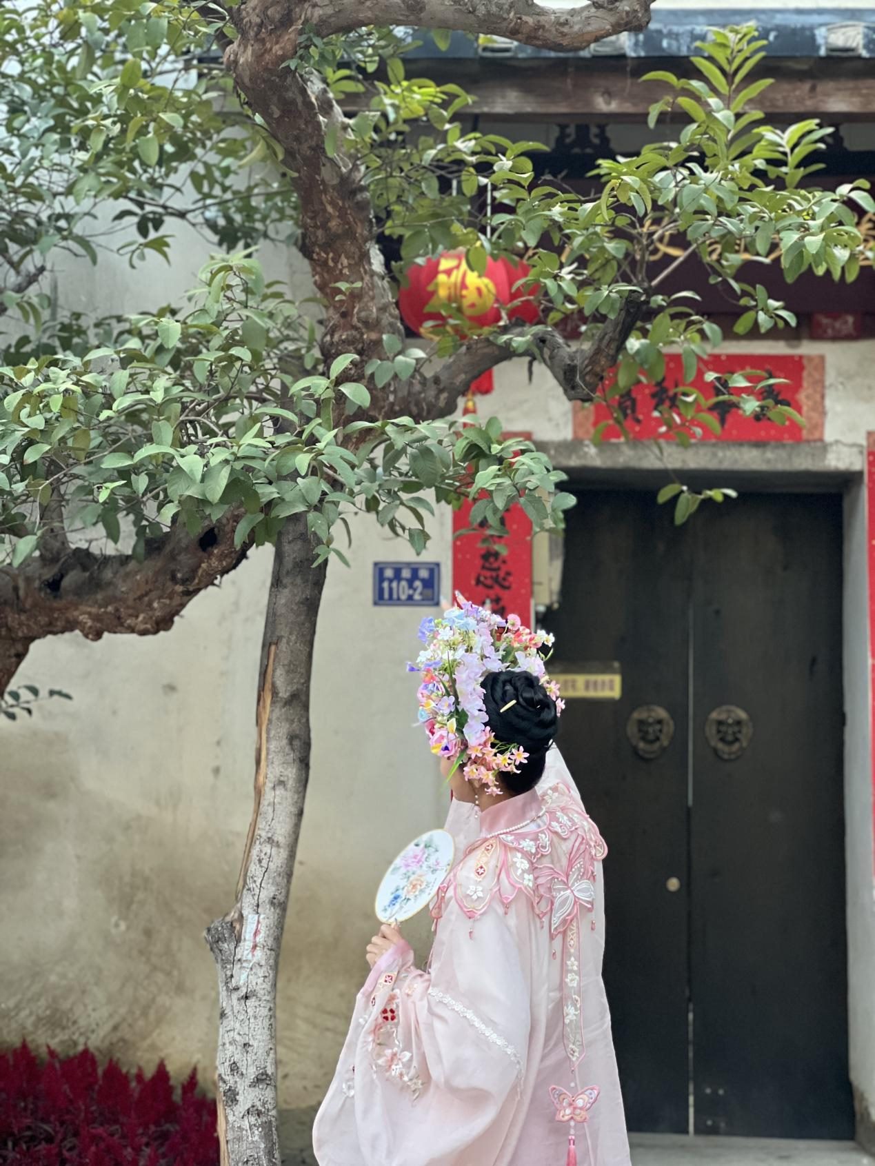 福建泉州，頭戴簪花的游客正拍照留念。人民網(wǎng) 歐陽易佳攝