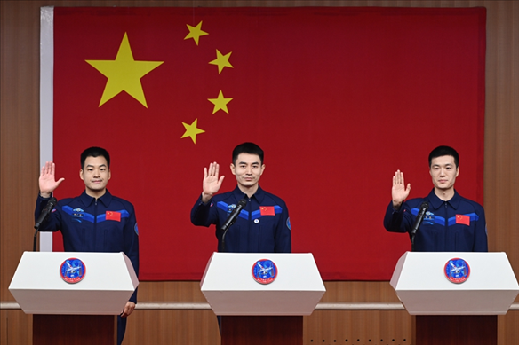 2024年月24日，神舟十八號載人飛行任務(wù)航天員葉光富（中）、李聰（右）、李廣蘇在酒泉衛(wèi)星發(fā)射中心問天閣與媒體記者集體見面。