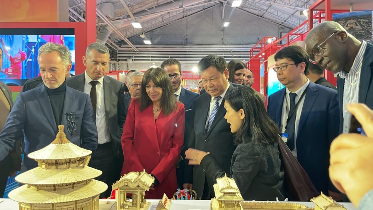 巴黎市市長安妮·伊達(dá)爾戈參觀展覽。主辦方供圖