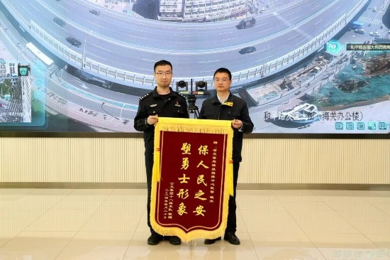 公交車上他一聲大吼！魏杰，好樣的！