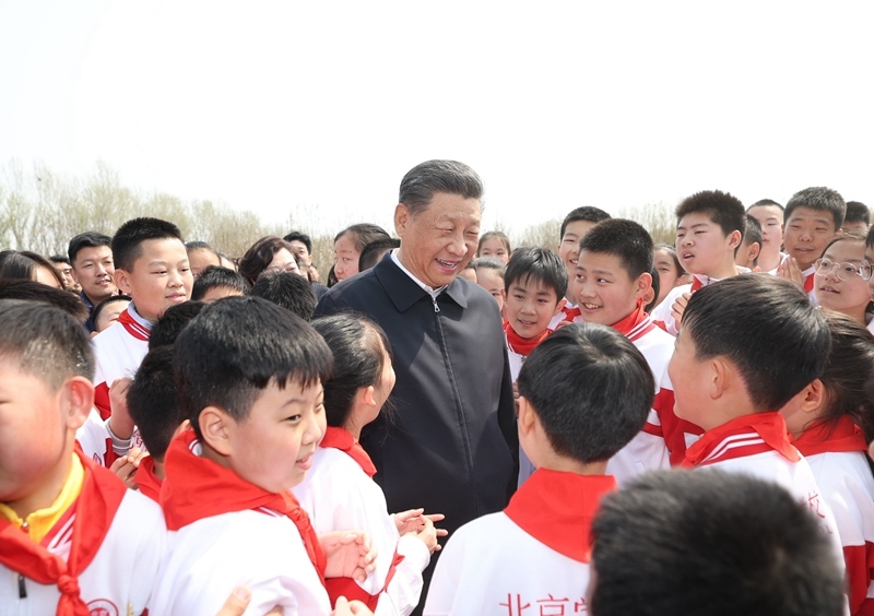 △4月3日，習(xí)近平總書記來到北京市通州區(qū)潞城鎮(zhèn)參加首都義務(wù)植樹活動(dòng)。這是總書記同少先隊(duì)員在一起。