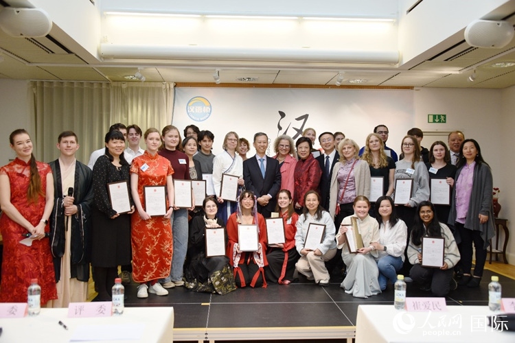 中國駐瑞典大使崔愛民、使館負(fù)責(zé)教育事務(wù)的黃立瓊參贊、預(yù)選賽評委老師和指導(dǎo)老師，以及所有獲獎選手合影留念。人民網(wǎng)記者 殷淼攝