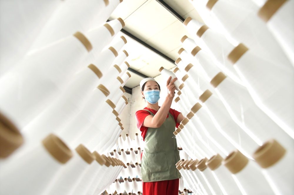 2024年5月1日，工人在山東省淄博市沂源縣悅莊工業(yè)園一玻纖企業(yè)整理加工的產(chǎn)品。新華社發(fā)（趙東山攝）