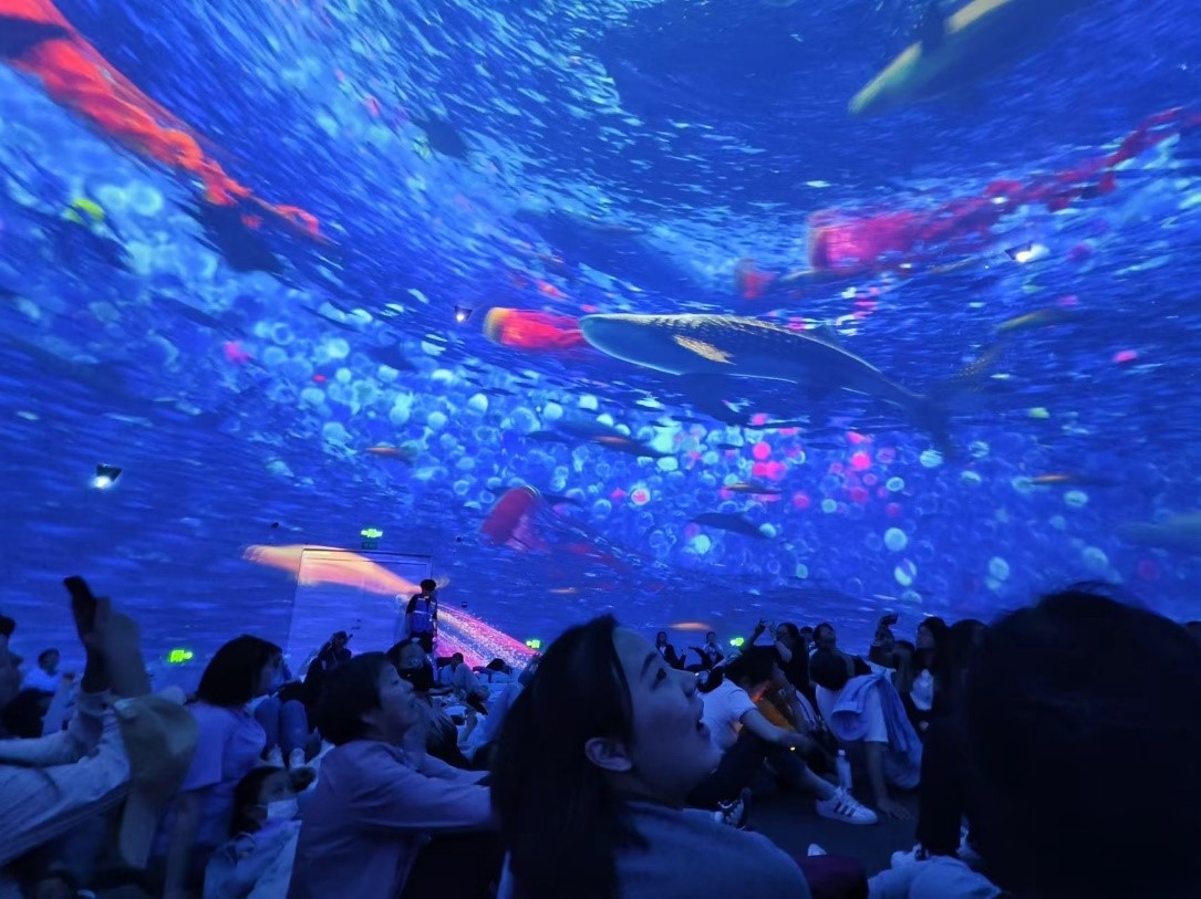 “五一”期間，游客在天津極地海洋公園科技館體驗(yàn)?zāi)ХêＱ?。人民網(wǎng)記者 喬業(yè)瓊攝