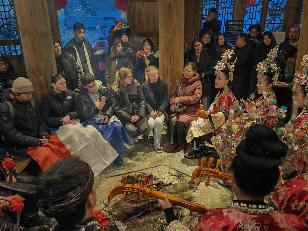 法國青年在榕江體驗民俗文化。新華社記者 羅羽 攝