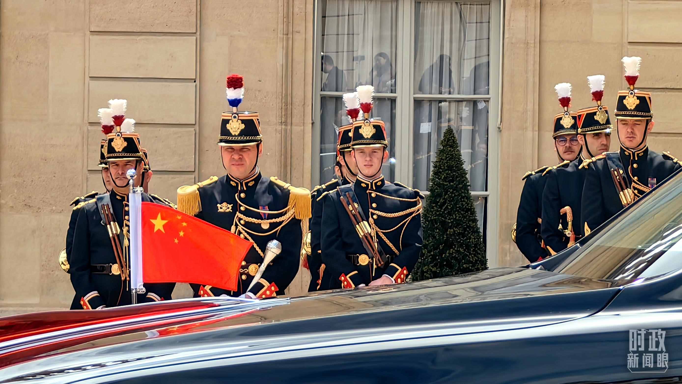 △習主席乘車抵達愛麗舍宮。（總臺央視記者段德文拍攝）