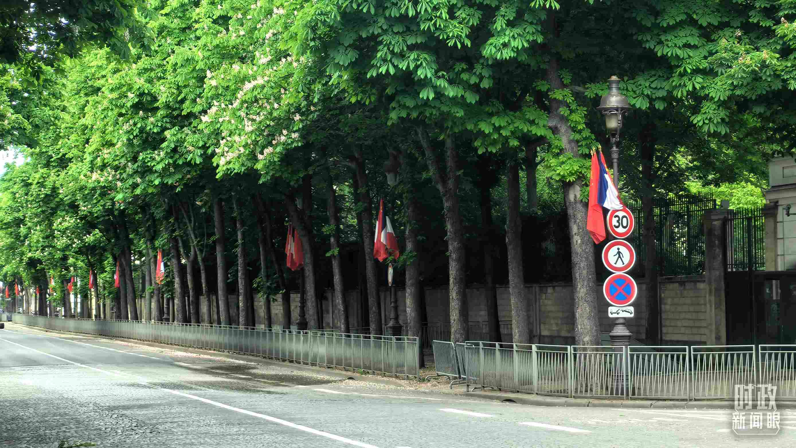 △巴黎道路兩側(cè)懸掛中法兩國國旗。（總臺央視記者鄂介甫拍攝）
