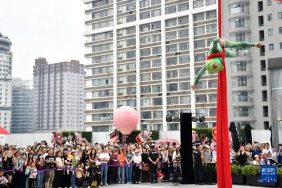 5月7日，演員在長沙國金中心表演木偶劇。新華社記者 陳振海 攝