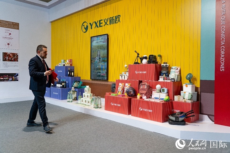 “義新歐”中歐班列（義烏—馬德里）開行十周年成果展上展出班列運(yùn)送的各類商品。大衛(wèi)·阿瑪爾攝