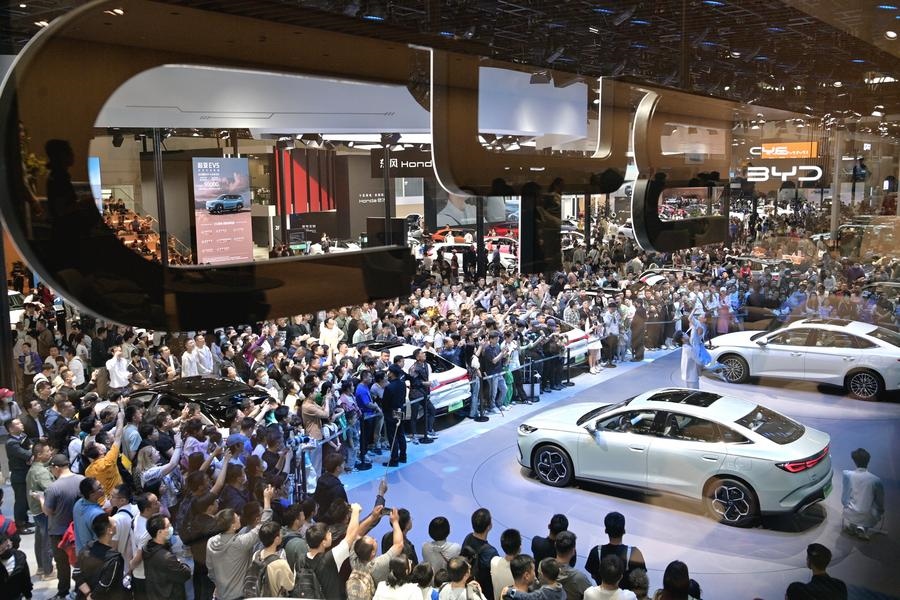 5月4日，參觀者在2024北京車展比亞迪品牌展臺參觀。新華社記者 尹棟遜 攝