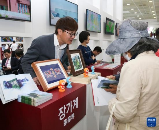 5月9日，在韓國首爾舉行的首爾國際旅游展上，參觀者在中國展區(qū)咨詢。新華社記者 姚琪琳 攝