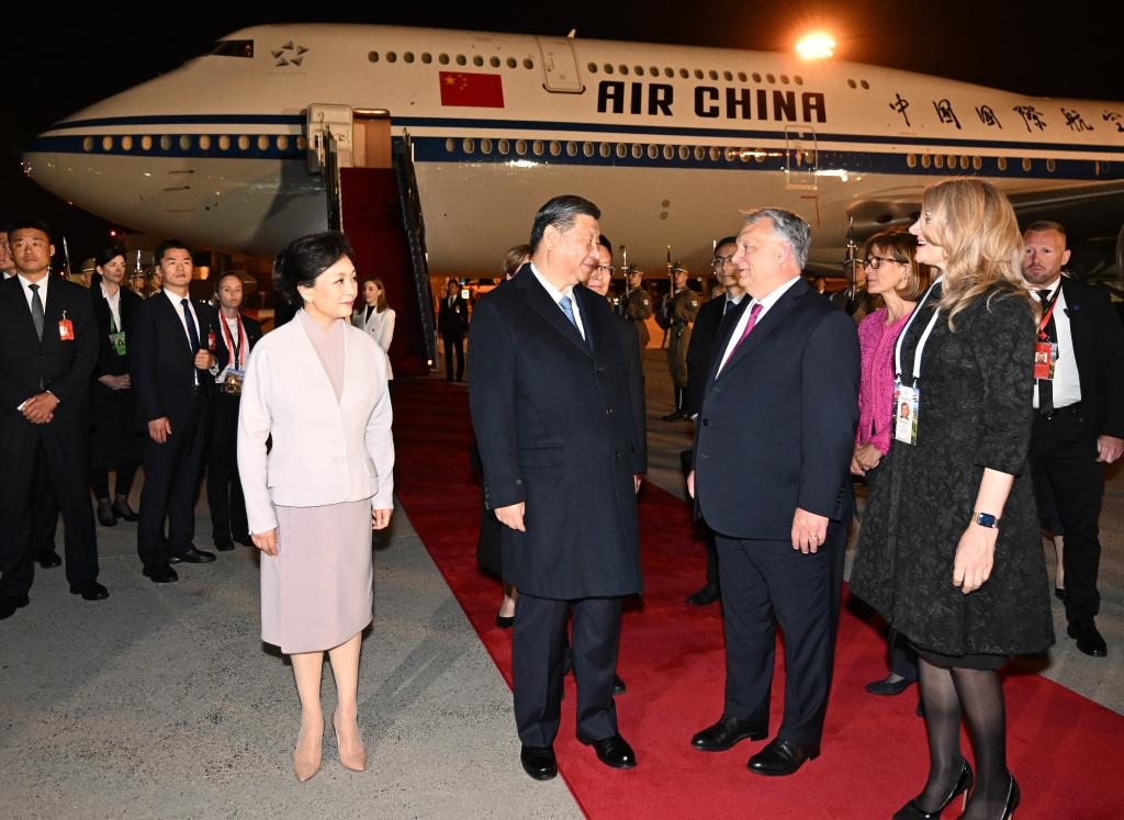 當?shù)貢r間5月8日晚，國家主席習近平乘專機抵達布達佩斯。匈牙利總理歐爾班夫婦、外長西雅爾多等政府高級官員在機場熱情迎接習近平和夫人彭麗媛。
