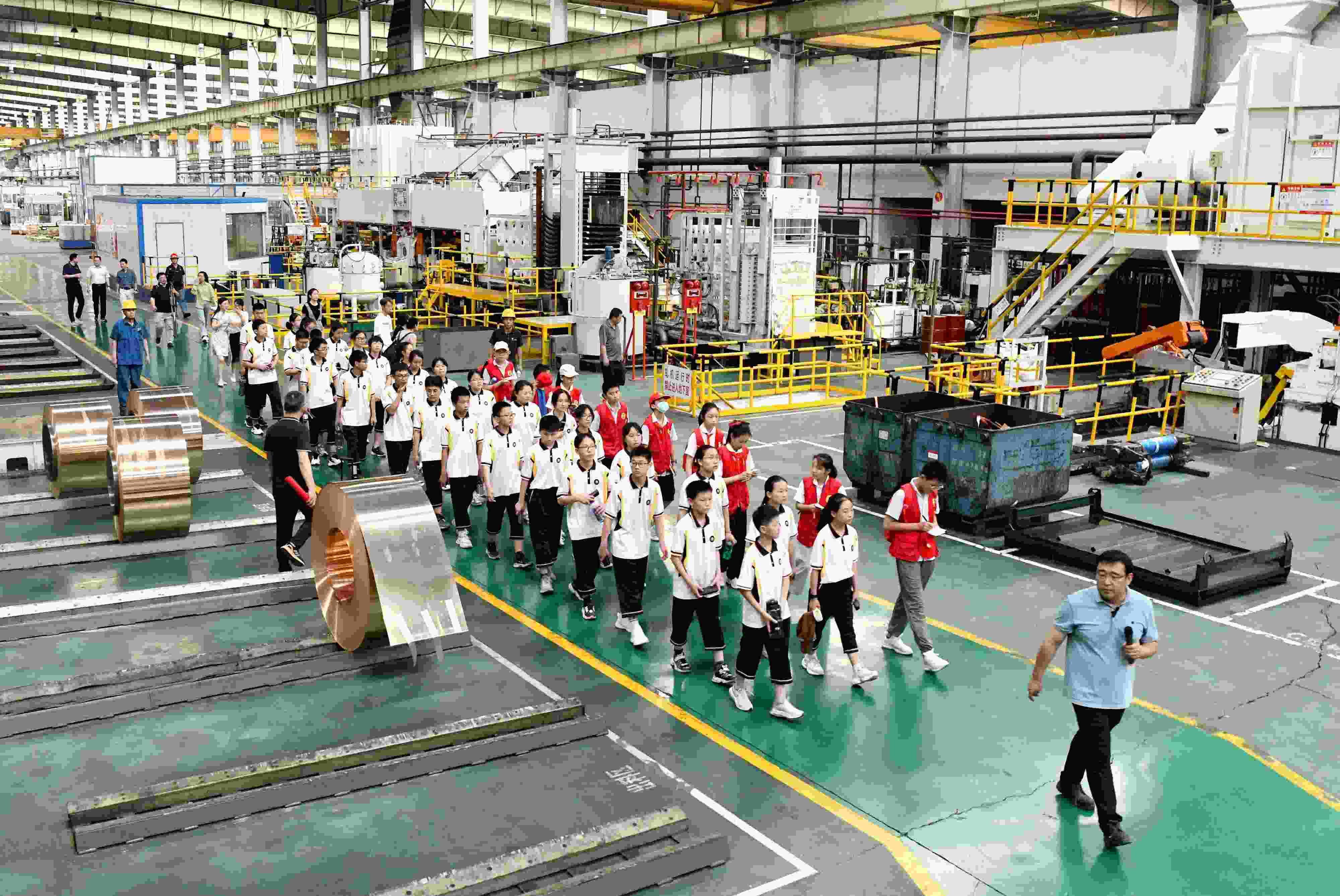 2023年6月9日，在安徽省銅陵一家公司的銅板帶制造車間，銅陵市第七中學(xué)學(xué)生在上“行走的思政課”。