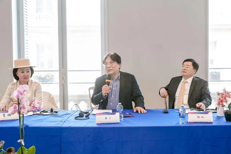 法中交流促進(jìn)會會長、作家、翻譯家、法國最高榮譽(yù)騎士勛章獲得者亞丁發(fā)言（圖片：中國傳媒大學(xué)