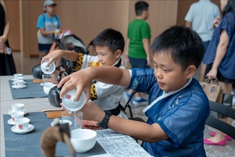 新加坡孩子們在活動現(xiàn)場體驗(yàn)學(xué)習(xí)茶藝。新加坡中國文化中心供圖