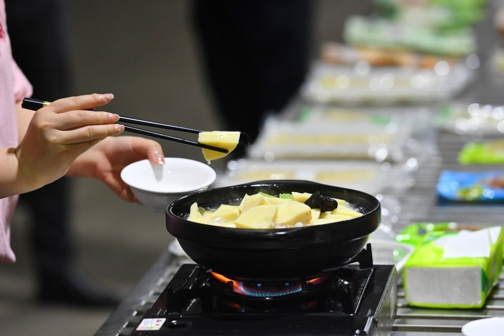 2024年5月9日，福建省三明市極野食品有限公司工作人員在試吃竹筍食品。新華社記者 姜克紅 攝