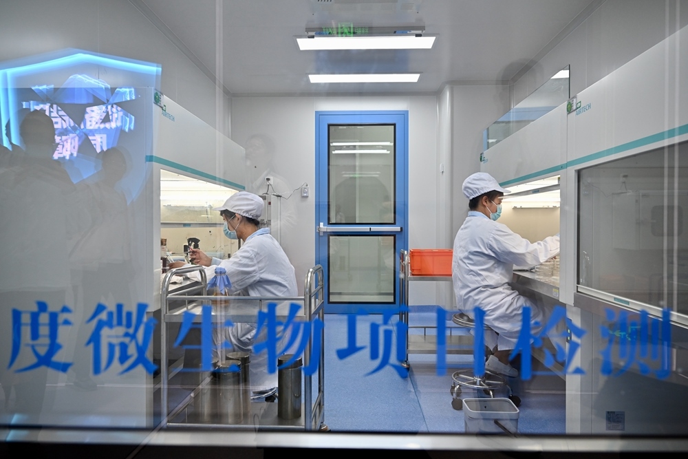2024年5月8日，福建長富乳品有限公司工作人員在對(duì)乳品進(jìn)行微生物項(xiàng)目檢測(cè)。新華社記者 姜克紅 攝